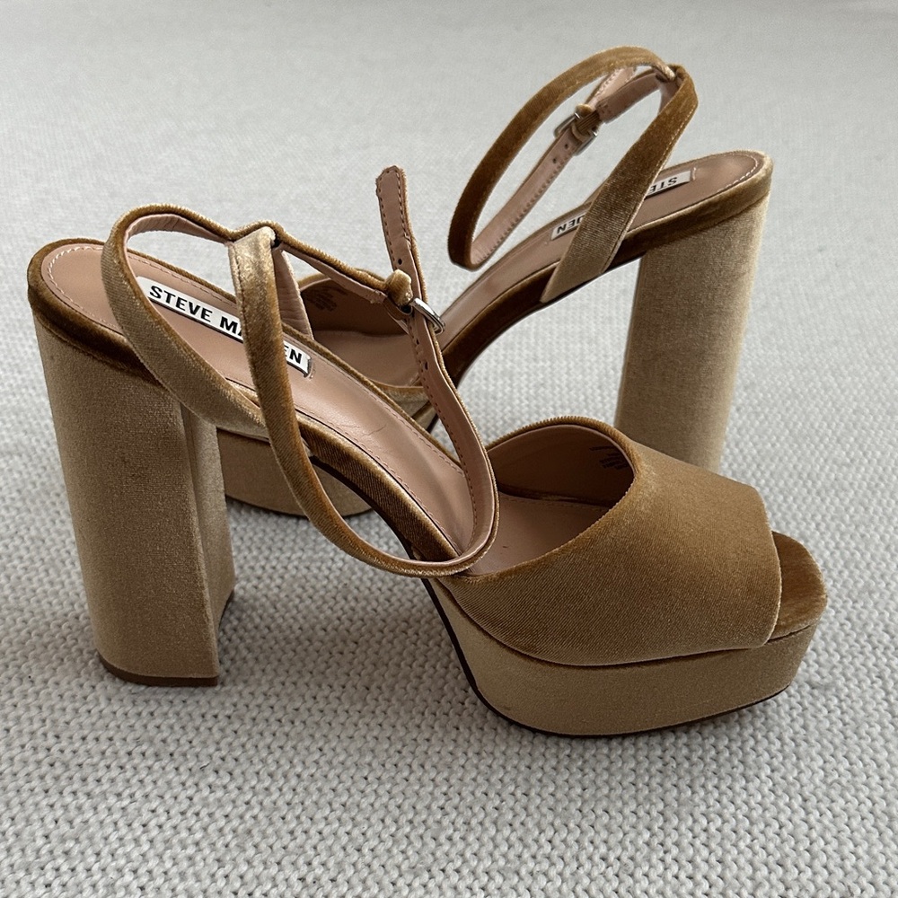Steve Madden Assured Ankle Strap Platform Dress Sandal in Gold Velvet